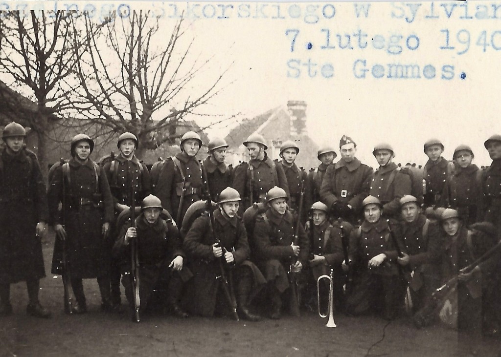 Jan Tomasik in a group of Polish riflemen photographed in France in 1940